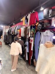 пром дом: Срочно Сдается половина бутика под муж.или жен.одежду, обувь или — 1