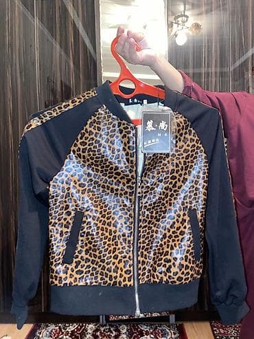 v beach: Женская куртка-бомбер с леопардовым принтом - Модель: бомбер на — 1