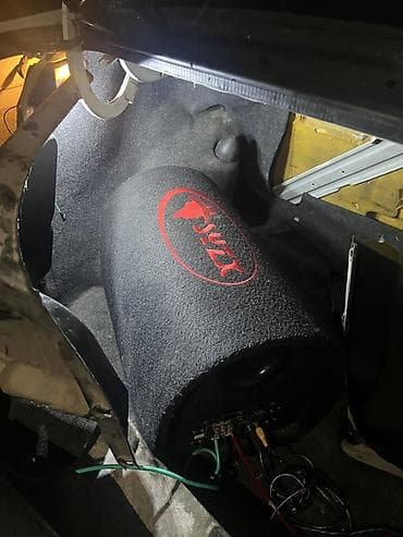 саб с усилителям: Автомобильный активный сабвуфер в корпусе «бочка» SUZUKI (логотип — 1