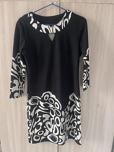 чёрное платье с: Платье женское, черное с контрастным белым абстрактным принтом. - — 1