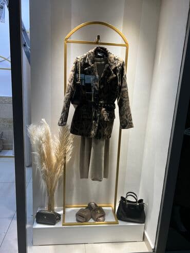 оборудование в бутик: Кронштейны Стеллажи Стойки Вешала Столы ресепшен Раскладочные — 1