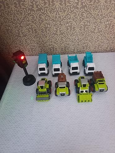 Игрушки: 400 сом за набор, светофор работает. машинки Лего с отвёрткой. можно — 1