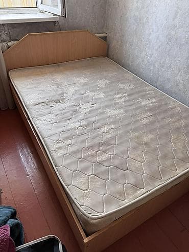 старые матрасы: Кровать двуспальная с матрасом и прикроватной тумбой САМОВЫВОЗ Б/у — 1
