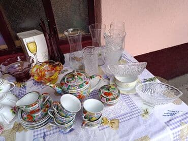 Большой набор разнообразной посуды для кухни, включающий фарфоровый