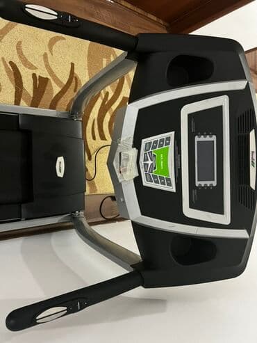 тренажер для ног домашний: Беговая дорожка черного цвета с серебристой рамой. Оснащена дисплеем — 2