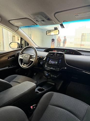 голы 3 купе: Toyota Prius: 2016 г., 1.8 л, Вариатор, Гибрид, Лифтбек — 5
