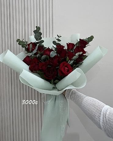 мандариновый букет: Букеты из роз в дизайнерской упаковке. - Состав: свежие розы (красные — 4