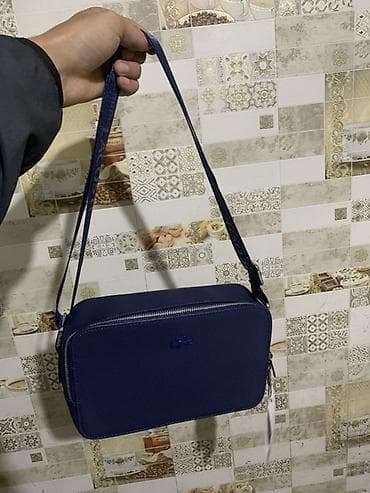 лакосте сумка: Сумка через плечо Lacoste, темно‑синяя. - Формат: компактная — 1