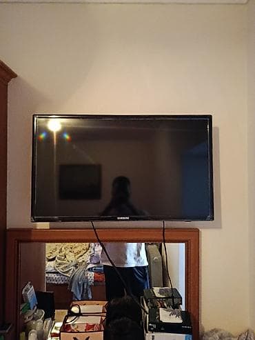Два телевизора: Samsung и Yasin (настенные, тонкие рамки, плоские — 1