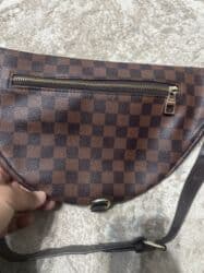 кошелек кожанный: Кожа,оригинал 
Сумка на пояс от LOUIS VUITON( LV)
Состояние хорошое — 5