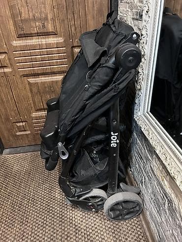 chicco echo: Прогулочная коляска Joie (черная) - Удобное сиденье с мягкими ремнями — 4