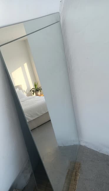 Зеркало прямоугольной формы без рамы, предназначенное для настенного — 1