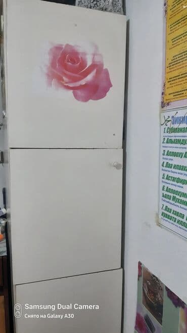 кухонные навесные шкафы: Белый кухонный шкаф-пенал с тремя секциями. Особенности: - Узкий — 3