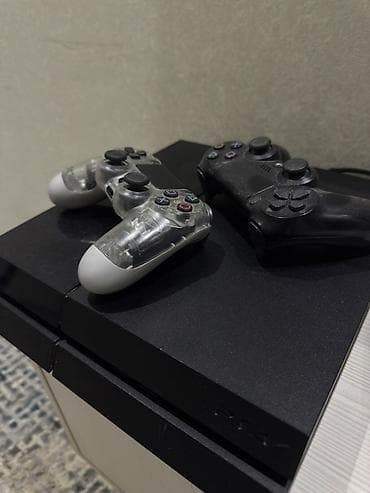 Игровая приставка PlayStation 4 с двумя беспроводными геймпадами