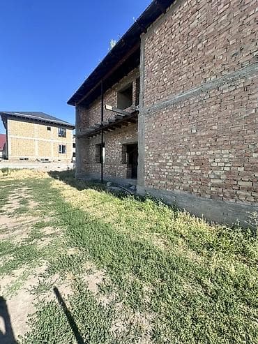 Дома: Продаётся двухэтажный кирпичный дом с участком. Характеристики: - — 6