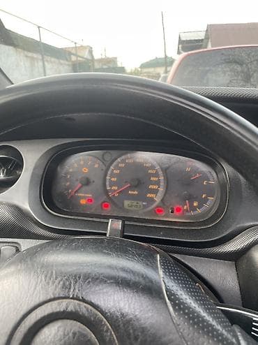 mazda 121: Daihatsu YRV: 2002 г. — 10