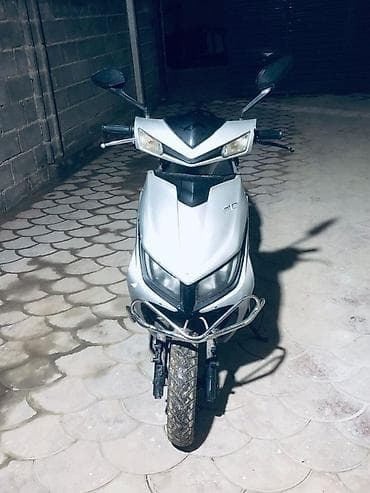 мопелы скутеры: Скутер (белый/серебристый), городской класс с агрессивным дизайном — 4