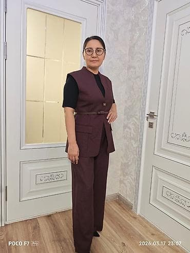 Футболки: Женский костюм-двойка с жилетом и широкими брюками - Комплектация — 4