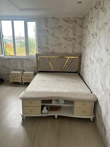 Двуспальные кровати: Двуспальная кровать с мягким изголовьем и встроенными тумбами - — 1