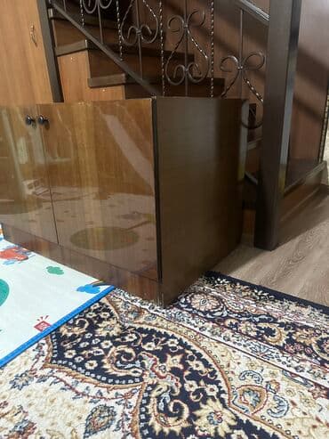 Шкафы: Тумбочка 3000 сом жана айнек стол сатылат.Адреси с.Военно-Антоновка — 3