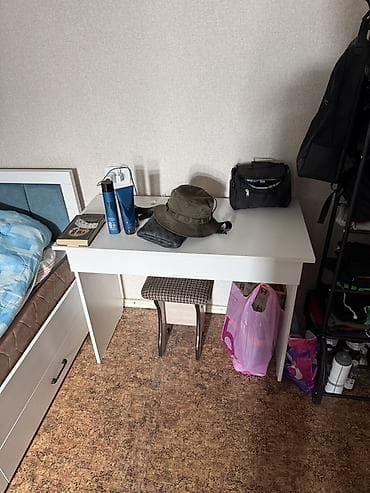 white board: Письменный/компьютерный стол компактный, прямоугольный — 1