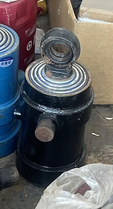 Декор и интерьер: Гидравлические домкраты бутылочного типа Описание: - Модель — 1