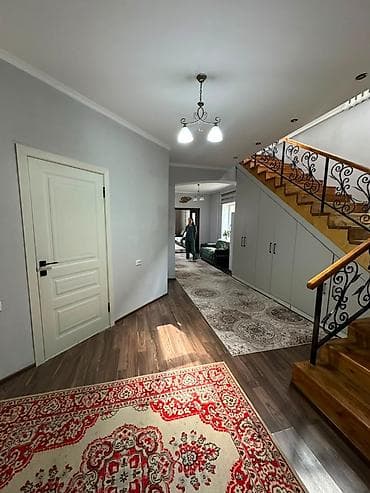 сдаю дом район кызыл аскер: 🏡 Продаётся просторный двухэтажный дом в ж/м Кызыл-Аскер 📐 Участок — — 1