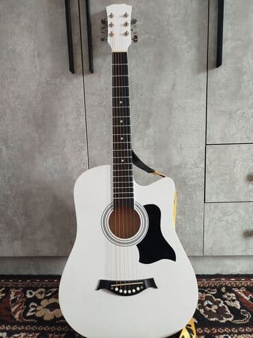 Новая акустическая гитара 38 размера в комплекте есть запасные струны