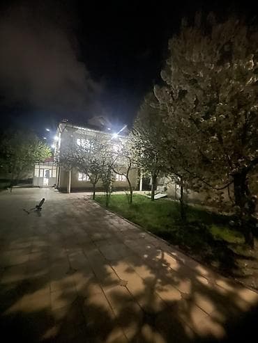 Просторный частный дом с благоустроенным двором и классическим