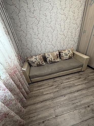 small table: Прямой диван, Б/у — 2