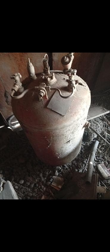 Вертикальный металлический ресивер/емкость высокого давления с верхним