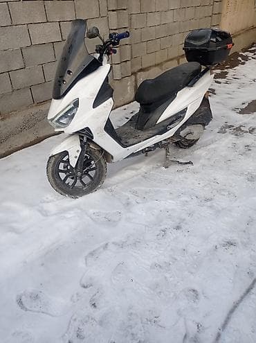 экипировка для мото: Скутер-макси, белый, в хорошем состоянии 150 куб минус только по — 4