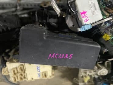 продаю дом: Петли капота Toyota, Б/у, Оригинал — 18