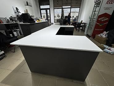 Офисные столы: Стойка/ресепшен или стол для магазина, офиса или кофейни. Есть полка — 4