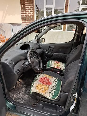 Унаа сатуу: Toyota Yaris Verso: 2004 г., 1.3 л, Кол менен иштөөчү, Бензин, Вэн/Минивэн — 7