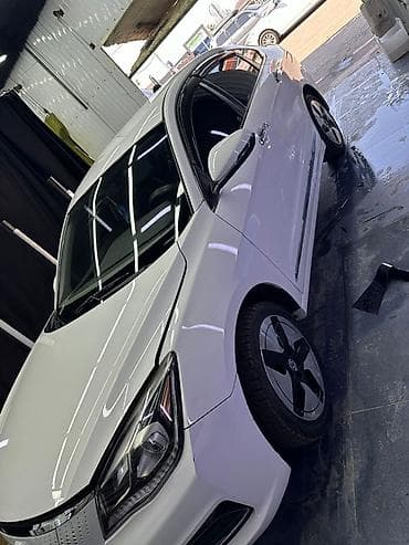 volvo седан: Белая четырехдверная легковая машина (седан) с современным дизайном — 2