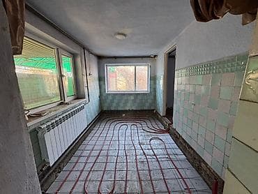 молодая гвардия: Дом с двором и крытым въездом/навесом. - Кирпичное ограждение и — 6