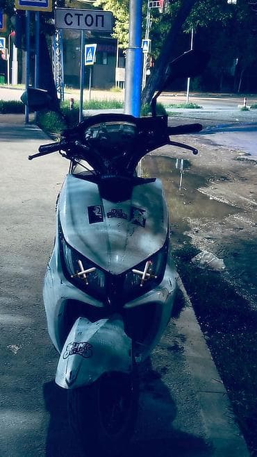 шлем мотоцикл: Скутер городского типа, бело‑зелёный, с обтекаемым пластиковым обвесом — 2