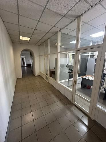 сдаю мясной павильон: Аренда офисов, 300 м², В административном здании, С системой безопасности, С юридическим адресом — 8