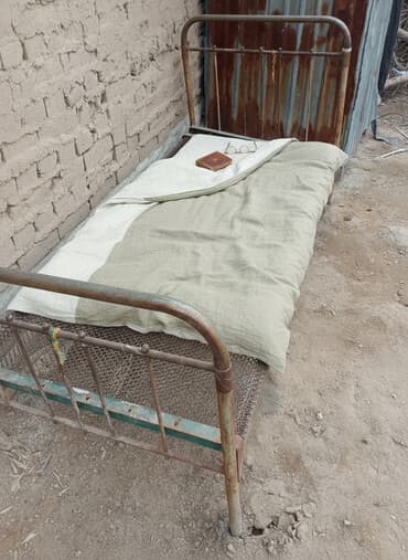 столы и стулья для кафе бу: Металлическая односпальная кровать с пружинным основанием (ретро) — 1