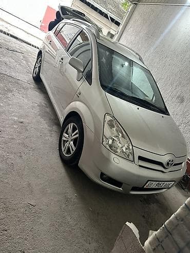 Toyota Corolla Verso: 2005 г., 1.8 л, Механика, Бензин, Универсал