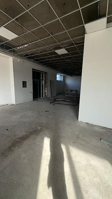 open space: Коммерческое помещение в жилом комплексе 1300m2 полуцоколь 4 блока по — 3