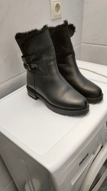 сапоги из натурального меха и кожи: Продаю женс. сапоги. Размер 36. Кожа. Зимние. Цвет черный. Одевала 1 — 1
