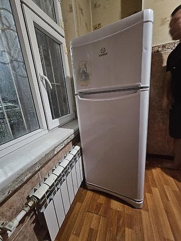 Техника для кухни: Холодильник Indesit, двухкамерный (верхняя морозильная камера, нижняя — 2