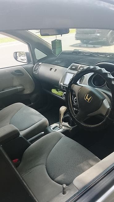 Продажа авто: Honda Fit: 2005 г., 1.3 л, Автомат, Бензин, Хэтчбэк — 2