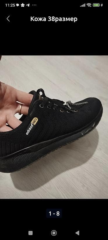 Пара черных кед Converse All Star с белыми шнурками и белыми