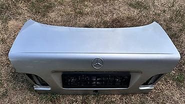 w210 e320: Крышка багажника Mercedes-Benz W210 в серебристом цвете. На фото — 1