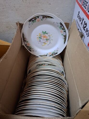 кухонный разделочный стол: Продаю посуду разную. Тарелки по 80 сом пялушки по 40 сом термос — 2