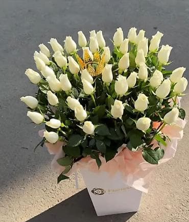 ак кагаз: Букет из белых роз в коробке - Композиция из множества белых роз с — 1