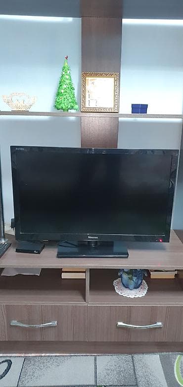 Телевизор Hisense с плоским экраном, диагональ примерно 32–40"